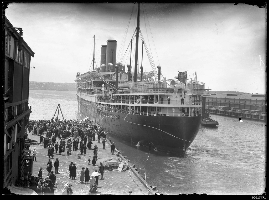 RMS Orama departs Sydney (earlier voyage)