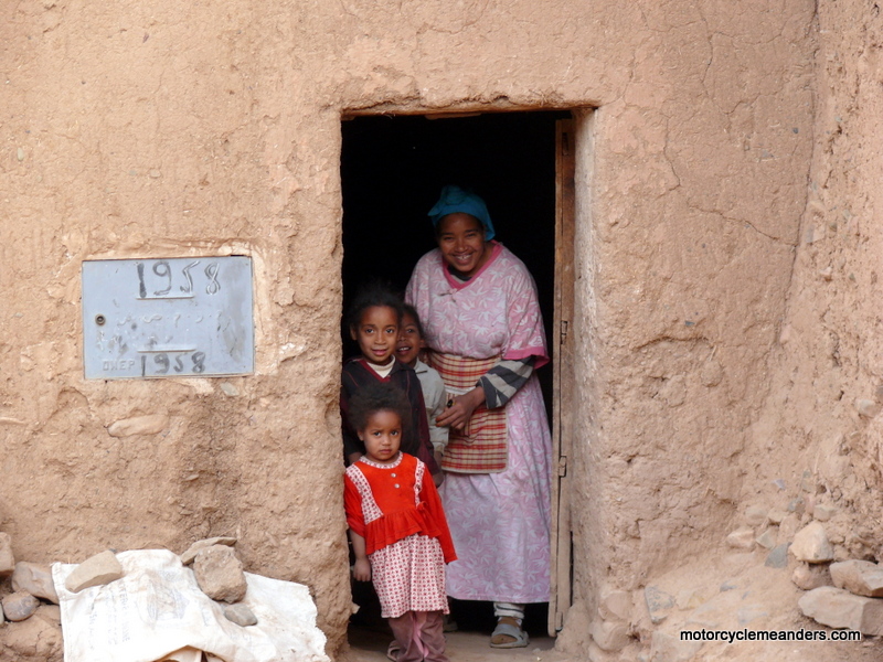 A squatter and her children in old Agdz