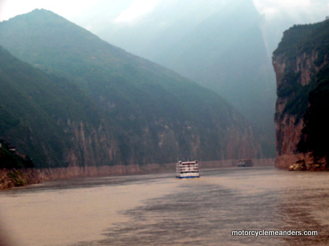 Sailing into Qutang Gorge